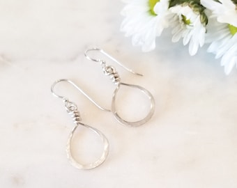 Pendientes Tear Drop Hoop - Silver sterling o 14k Gold Filled, Pendientes simples de todos los días, Ligero, Martillado, Elegante, Hipoalergénico