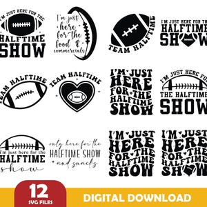 Può includere: Una collezione di 12 file SVG digitali con disegni a tema football americano. I disegni includono palloni da football, cuori e testo che dice "I'm just here for the halftime show". Download digitale.