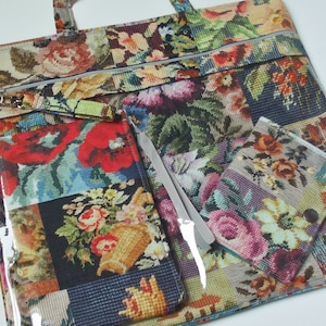 Pode incluir: Uma grande bolsa tote floral com dois bolsos transparentes com z&iacute;per e uma pequena bolsa com z&iacute;per floral. A bolsa &eacute; feita de um tecido patchwork com uma variedade de padr&otilde;es florais.