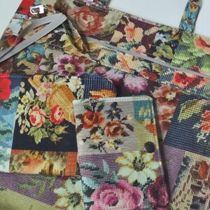 Pode incluir: Um conjunto de tr&ecirc;s bolsas de tecido com padr&atilde;o floral. A maior bolsa &eacute; uma bolsa tote com fecho de correr. A bolsa m&eacute;dia &eacute; uma bolsa com fecho de correr. A bolsa mais pequena &eacute; uma pequena carteira com fecho de press&atilde;o.