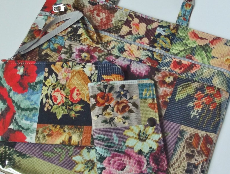 Pode incluir: Um conjunto de tr&ecirc;s bolsas de tecido com padr&atilde;o floral. A maior bolsa &eacute; uma bolsa tote com fecho de correr. A bolsa m&eacute;dia &eacute; uma bolsa com fecho de correr. A bolsa mais pequena &eacute; uma pequena carteira com fecho de press&atilde;o.