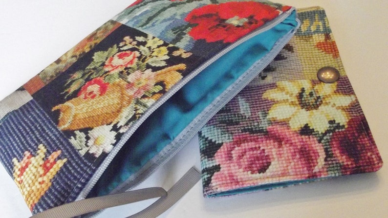 Pode incluir: Duas bolsas de tecido com padr&atilde;o floral e fecho de correr. A bolsa maior tem um forro azul e uma fita cinzenta. A bolsa menor tem um fecho de bot&atilde;o e um bot&atilde;o prateado.