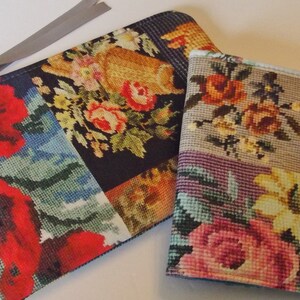 Pode incluir: Duas bolsas de tecido com padr&atilde;o floral, com um puxador de z&iacute;per cinza na bolsa maior. A bolsa menor tem um fecho de bot&atilde;o.