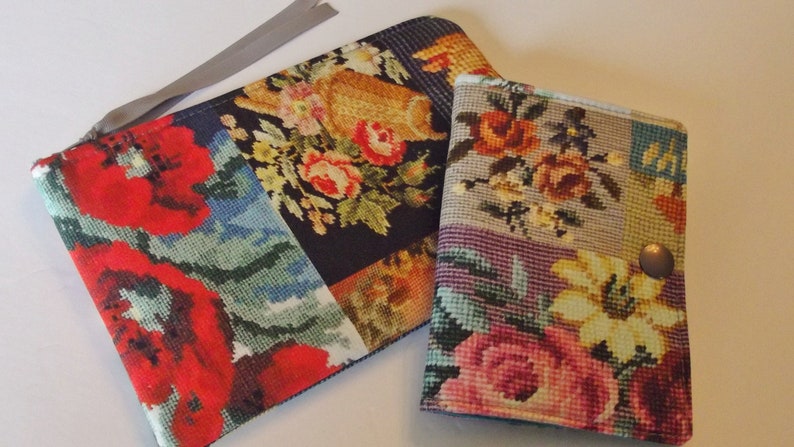 Pode incluir: Duas bolsas de tecido com padr&atilde;o floral, com um puxador de z&iacute;per cinza na bolsa maior. A bolsa menor tem um fecho de bot&atilde;o.