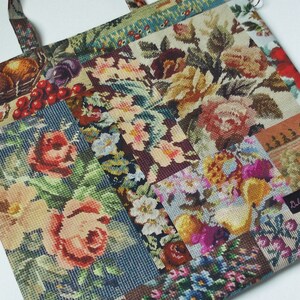 Pode incluir: Uma bolsa tote de patchwork com um design floral. A bolsa &eacute; feita de um tecido com textura tecida e apresenta uma variedade de cores, incluindo vermelho, verde, azul e amarelo. A bolsa tem uma &uacute;nica al&ccedil;a e uma pequena etiqueta que diz "Lille Prinzess".