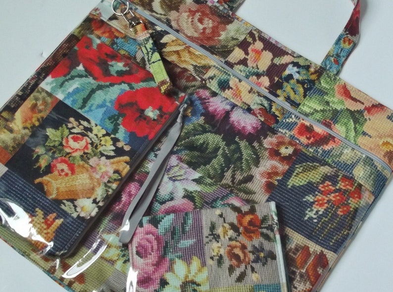 Pode incluir: Uma bolsa tote com padr&atilde;o floral com duas pequenas bolsas com z&iacute;per. A bolsa tote tem uma frente de pl&aacute;stico transparente e um forro de tecido com padr&atilde;o floral. As bolsas tamb&eacute;m t&ecirc;m padr&atilde;o floral e fechos de z&iacute;per.