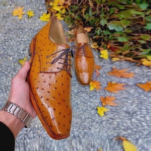 Sapatos masculinos estilo Derby com imitação de avestruz, feitos à mão, em tom bege, para uso formal