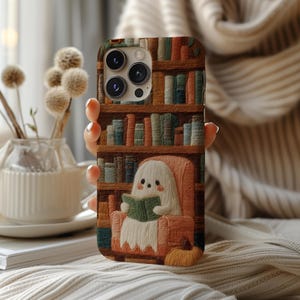 Telefoonhoesje met geborduurde print en spookmotief, ideaal cadeau voor boekenliefhebbers. Geschikt voor iPhone 17 16 15 14 13 Pro Max, Samsung S23 S24 S25 en Google Pixel 8 9.
