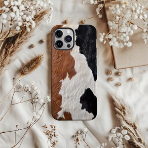 Telefoonhoesje van koeienhuid in zwart, bruin en wit met dierenprint en koeienmotief, geschikt voor iPhone 17 18 17 16 15 14 Pro Max, Samsung S26 S24 S25 en Google Pixel 8 9.