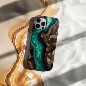 Op de afbeelding: Een smartphonehoesje met een uniek ontwerp. De hoes heeft een mix van teal, bruin en goud, waardoor een marmer effect ontstaat. De hoes heeft een glanzende afwerking en is ontworpen voor een smartphone.