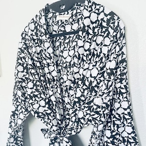 Zwarte katoenen gewaad, zwarte kimono, katoenen herengewaad, katoenen damesgewaad, uniseks gewaad, bruidsgewaad, gewaad bruidsmeisje, zwarte stofdoek, bloemengewaad