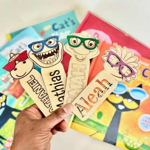 Personalisierte Dinosaurier Lesezeichen mit Brille – Individuelle Namens Lesezeichen aus Holz – Niedliche Lese Geschenke für Kinder, Schulanfang, Leseratten