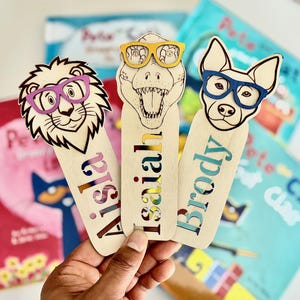 Personalisierte Kinder Lesezeichen mit Brille - Individuelle Namen Lesezeichen aus Holz - Niedliche Lese Geschenke für Kinder, Schulanfang, Leseratten
