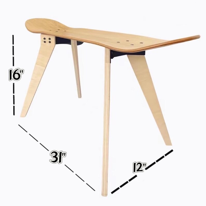 K&ouml;nnte beinhalten: Ein Holztisch mit einer Skateboard-Oberfl&auml;che. Der Tisch ist 79 cm lang, 41 cm breit und 30 cm hoch.