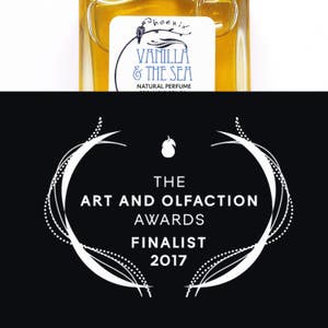 Pode incluir: Um frasco de vidro transparente de perfume natural "Vanilla & The Sea" da Phoenix. O frasco &eacute; finalista dos Art and Olfaction Awards 2017.