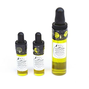 Pode incluir: Tr&ecirc;s garrafas de vidro de Mugwort Midnight Oil, um &oacute;leo arom&aacute;tico e calmante para sonhos e intui&ccedil;&atilde;o. As garrafas s&atilde;o etiquetadas com uma ilustra&ccedil;&atilde;o em preto e branco de uma lua crescente e um coelho. As garrafas s&atilde;o de tamanhos diferentes, sendo a maior com cerca de 10 cm de altura.