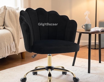 Silla de oficina giratoria de terciopelo azul marino con respaldo de concha, base de metal dorado y altura ajustable.