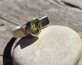 Sterling Silver Acid Green Cubic Zirconia Ring - Size US 8
