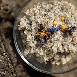Hawaiian Black Salt Bath Soak: Magnolia & Cornflower Aromatherapy, 16 oz