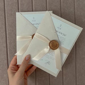 Handgemachte Hochzeitskarte mit 3D-Falz, Wachssiegel & Satinband – Elegante Hochzeits Einladung für euren großen Tag