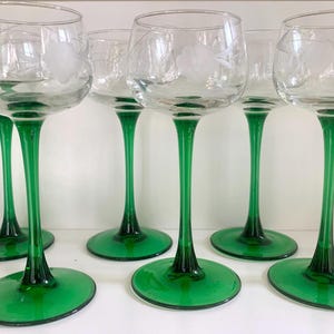 Set of 8 Luminarc France vintage 70s green wine glasses, grape vine motive glasses