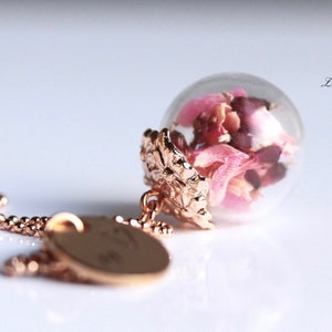 Collar personalizado con inicial de flor, joyería de corazón de oro rosa como regalo personal para su escoba y carta colgante hechas a mano