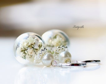 Ohrringe Weiße Blüten Glaskugel / Blütenohrringe moos / Blumenohrringe / Geschenk für Sie / florale Ohrhänger / Brautschmuck / Einzigartig