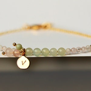 Pulsera con cuentas de piedras preciosas Regalo personalizable para su grabado Pulsera inicial Pulsera personal Joyería con cuentas de cuarzo rosa