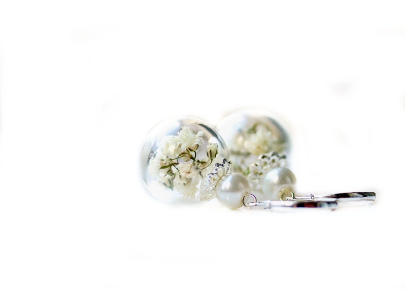Ohrringe Weiße Blüten Glaskugel / Blütenohrringe moos / Blumenohrringe / Geschenk für Sie / florale Ohrhänger / Brautschmuck / Einzigartig Bild 3