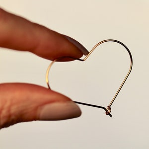 Pendientes chapados en oro pendientes de aro de corazón pendientes minimalistas regalo romántico para su novia hermana esposa compromiso de boda Pascua imagen 4