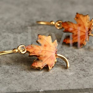 Blatt Ohrringe Ahorn / Natur Schmuck / Wald Ohrringe / Geschenk für Sie / Blätterschmuck / floraler Schmuck / Schmuck Emaille