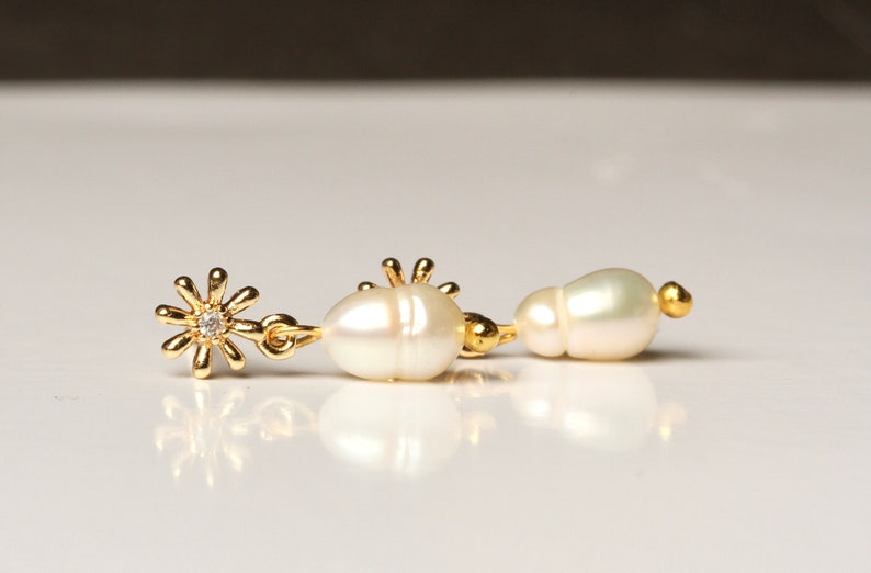 Freshwater pearl daisy stud earrings gold plated / Heavenly earrings / Flower jewelry / Gift for her / Bridal jewelry / June birthstone image 3