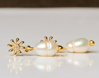 Freshwater pearl daisy stud earrings gold plated / Heavenly earrings / Flower jewelry / Gift for her / Bridal jewelry / June birthstone