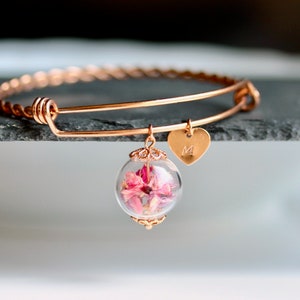 Personalisierter Armreif Blüten Perle Initial Schmuck Personalisiertes Geschenk Geschenk für Sie handgefertigtes Geschenk Brautjungfer Bild 3