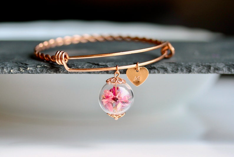 Personalisierter Armreif Blüten Perle Initial Schmuck Personalisiertes Geschenk Geschenk für Sie handgefertigtes Geschenk Brautjungfer Bild 3