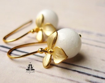 Gold Plated Earrings with White Jade Pearl and Flower / Gift for You / Pearl Jewelry / Floral Jewelry / Leaves Jewelry