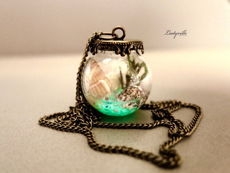 Glow in the Dark Terrarium Necklace Fluorescent Necklace with Shells and Seaweed
