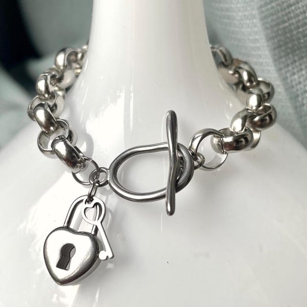 Stainless steel bracelet with lock & key: Waterproof jewelry for women