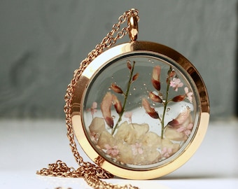 Medaillon Kette mit Blüte – rosegoldfarbenes Edelstahl Terrarium Schmuck für Naturfreunde