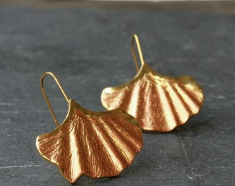 Pendientes de hoja de ginkgo de acero inoxidable auténtico chapado en oro o cobre como un regalo extraordinario para mujeres y amantes de la naturaleza.