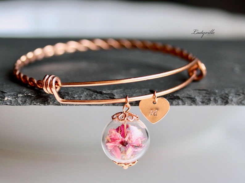 Personalisierter Armreif Blüten Perle Initial Schmuck Personalisiertes Geschenk Geschenk für Sie handgefertigtes Geschenk Brautjungfer Bild 1