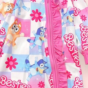 Może przedstawiać: Zestaw trzech ceramicznych kubk&oacute;w z nakrapianym, matowym wykończeniem. Kubki są w odcieniach kremu, jasnoszarym i ciemnoszarym. Każdy kubek ma prosty, minimalistyczny design i zaokrąglony uchwyt.