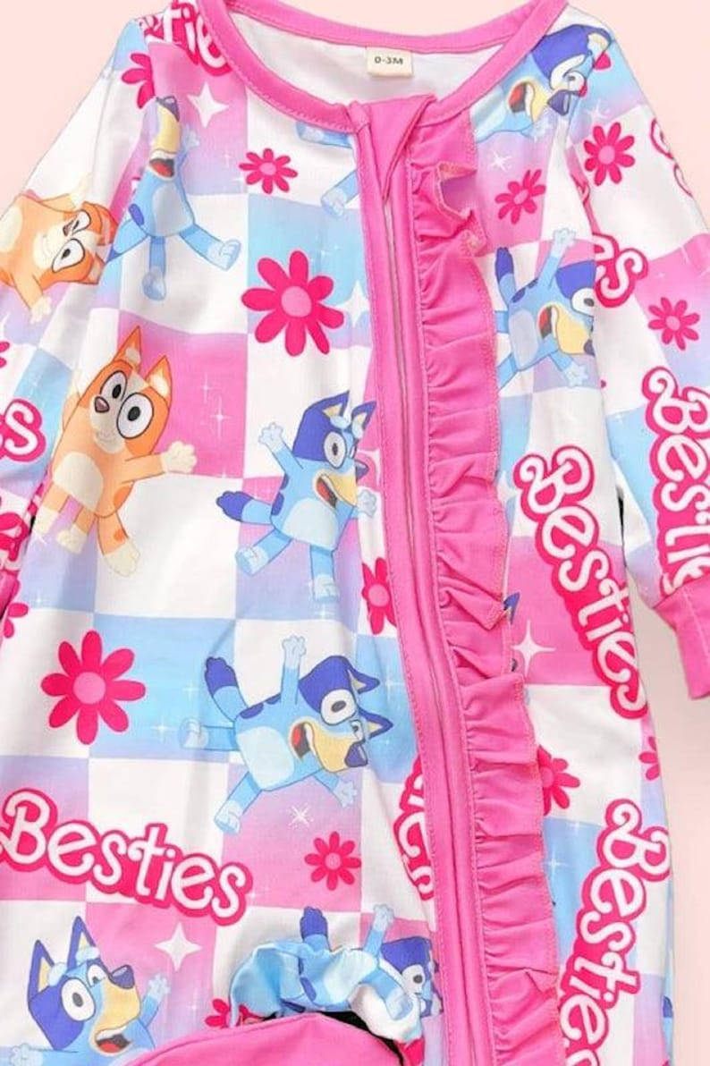 Może przedstawiać: Zestaw trzech ceramicznych kubk&oacute;w z nakrapianym, matowym wykończeniem. Kubki są w odcieniach kremu, jasnoszarym i ciemnoszarym. Każdy kubek ma prosty, minimalistyczny design i zaokrąglony uchwyt.