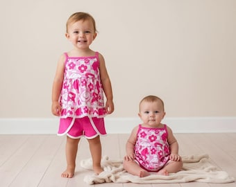 Komplet dla małych dziewczynek: bluzka z falbanką i szorty w kolorze różowym z kwiatowym wzorem – letni strój z mieszanki bawełny