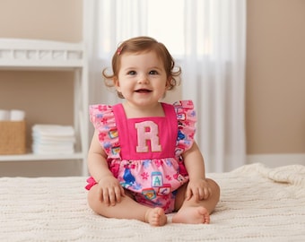 Kombinezon z falbanką dla dziewczynki – różowy strój z nadrukiem alfabetu, sesja urodzinowa w kształcie bąbelka