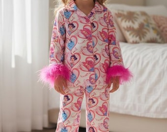 女の子用K-POPパジャマセット – ピンクのハート柄、フェザートリムのナイトウェア