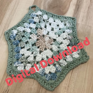 Könnte beinhalten: Ein handgefertigter, sternförmiger Topflappen aus Häkelarbeit in Grün-, Weiß-, Blau- und Beigetönen. Der Topflappen hat ein Granny-Square-Design mit einer Schlaufe zum Aufhängen. Der Text "Digital Download" ist überlagert.