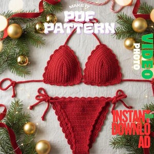 Op de afbeelding: Een rode gehaakte bikiniset met een geschulpte rand. De bikinitop heeft driehoekige cups en strikjes, en de broek is een klassieke bikinislip. De afbeelding bevat de tekst "MAKE IT PDF PATTERN", "VIDEO PHOTO" en "INSTANT DOWNLOAD AD".