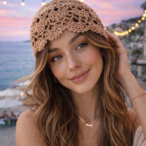 Peut inclure: Un bonnet en crochet beige clair présentant un motif ajouré complexe avec un bord festonné. Le chapeau est fabriqué à partir de fil fin et repose confortablement sur la tête, mettant en valeur un design géométrique détaillé et répétitif.