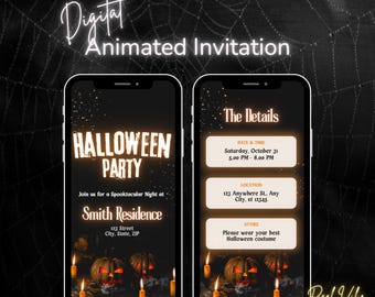Könnte beinhalten: Digitale animierte Halloween-Party-Einladung auf zwei Smartphones. Die Einladung enthält den Text "Halloween Party" und Veranstaltungsdetails. Das Design zeigt Kürbisse, Kerzen und einen Spinnennetz-Hintergrund.